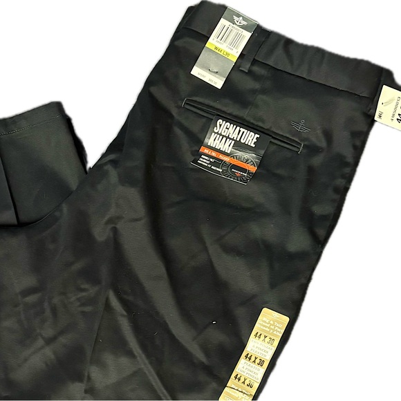 NWT Men's Dockers Signature Khaki Pleaded
Pants-BLACK Size-44x30 BIG & TALL - Picture 6 of 7